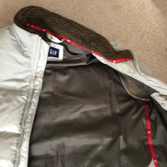 Gently used men’s gap puffer vest. - Picture 2 of 3
